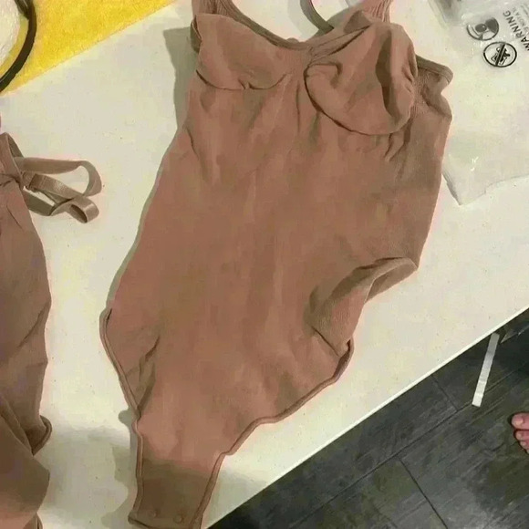 SKIMS Adjustable Straps Seamless Sculpt Compression Thong Bodysuit Size… - Picture 5 of 8